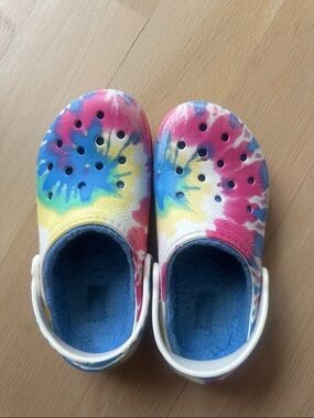 CROCS Kids Lines Tie-Dye Clogs - Blue Pink Yellow